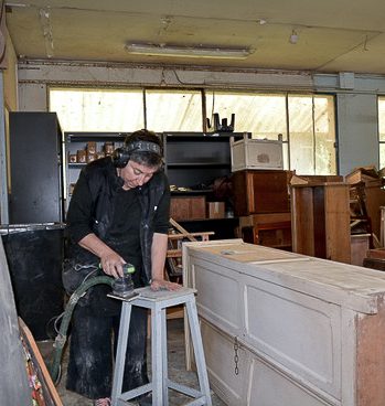 ©La petite brocanteuse - Emmanuelle dans son atelier